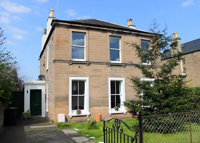 Silver Lining - Gilmore House With Parking & Garden